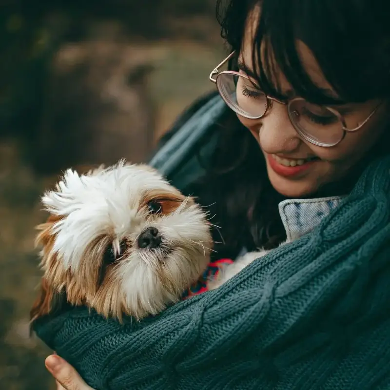dog-with-owners-after-oxygen-therapy-treatmentt
